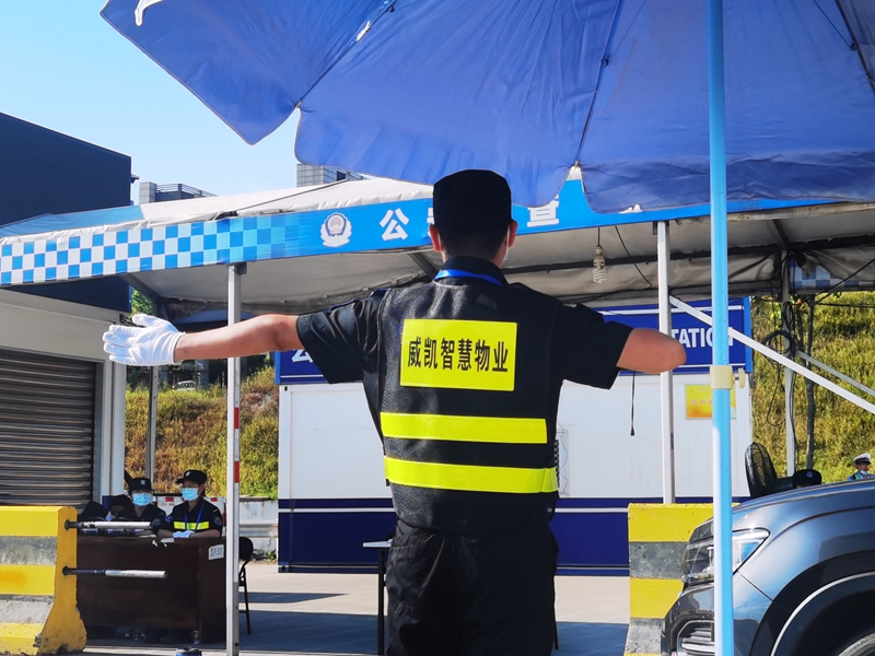 /QJ_166533193238.jpg 環(huán)邕公安檢查站通過放行指揮工作.jpg