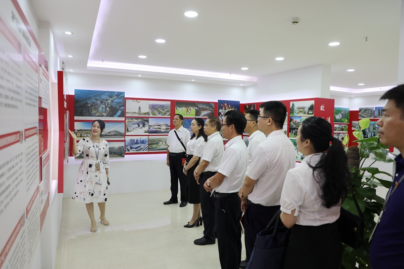 /QJ_734424816716.jpg 參觀南寧威寧集團企業文化展示室.JPG