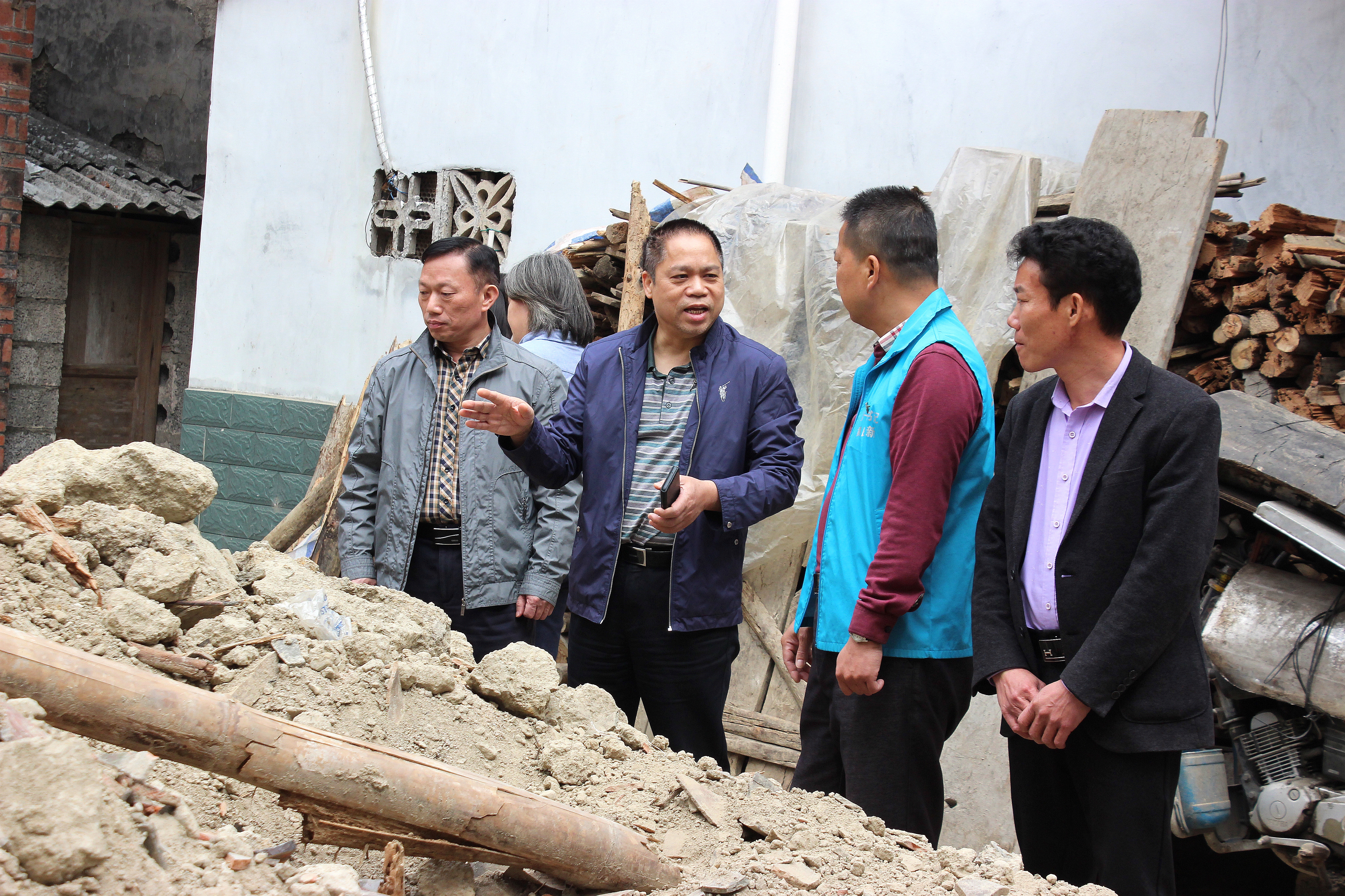 /QJ_709893279075.jpg 查看“三清三拆”工作推進(jìn)情況(拍攝:柒紅).JPG