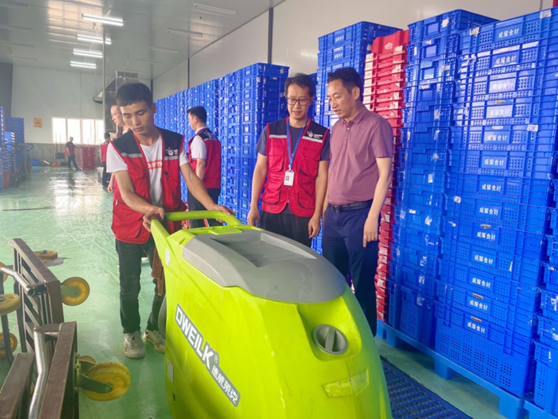 /QJ_077998458709.jpg 3.工作人員在用掃地機清洗地板.jpg