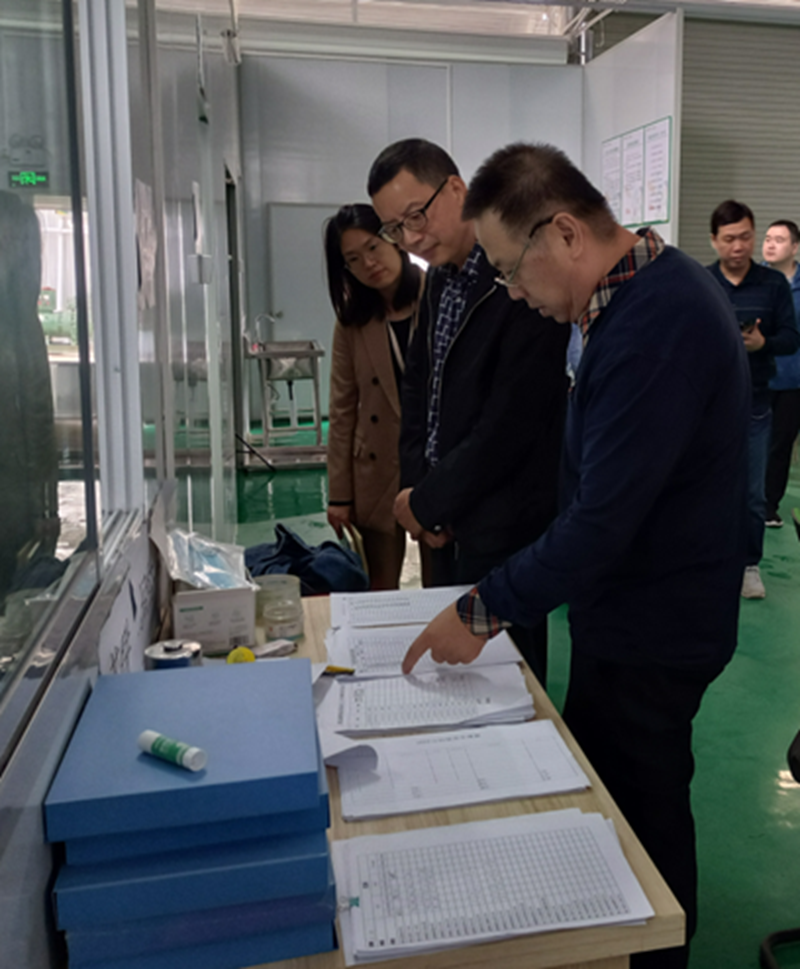 /QJ_488718537464.png 調研組檢查基地員工健康管理臺賬情況.png