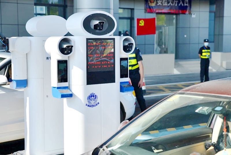 人臉識別機器對乘車人員進行檢查（圖源：南寧公安微信公眾號）.jpg