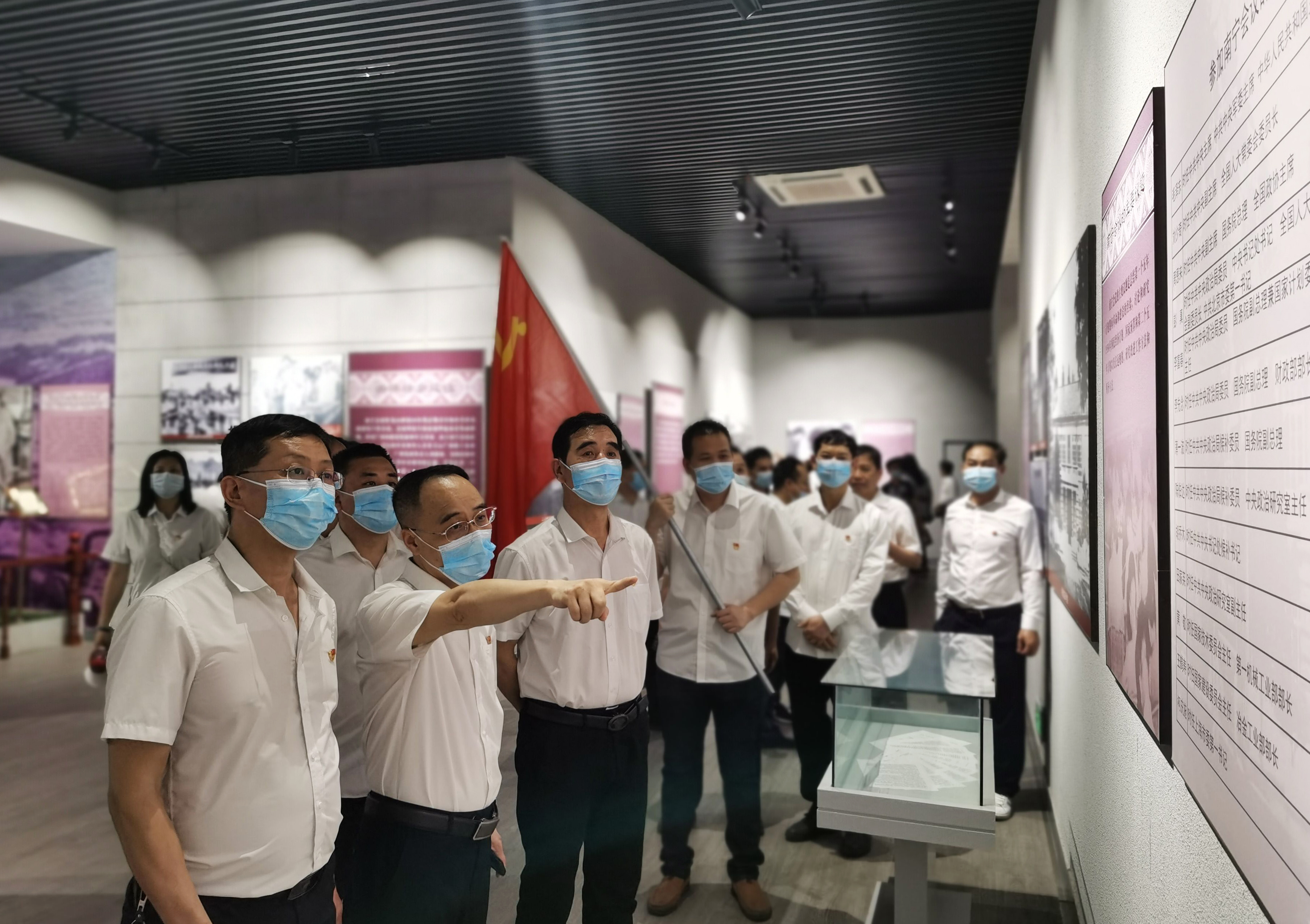 /QJ_787972590699.jpg 黨員參觀毛主席接見廣西各族人民紀念館(拍攝:劉藝).jpg