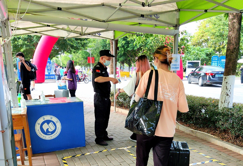 /QJ_166536654474.jpg 開學進校園防疫測溫.jpg