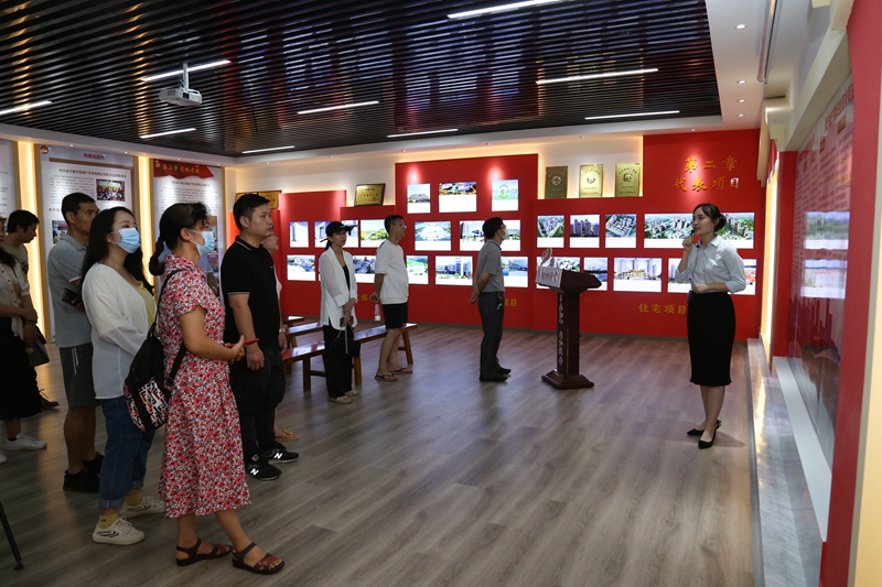 /QJ_604990895576.jpg 業(yè)主代表參觀威寧青運村黨性教育基地.JPG