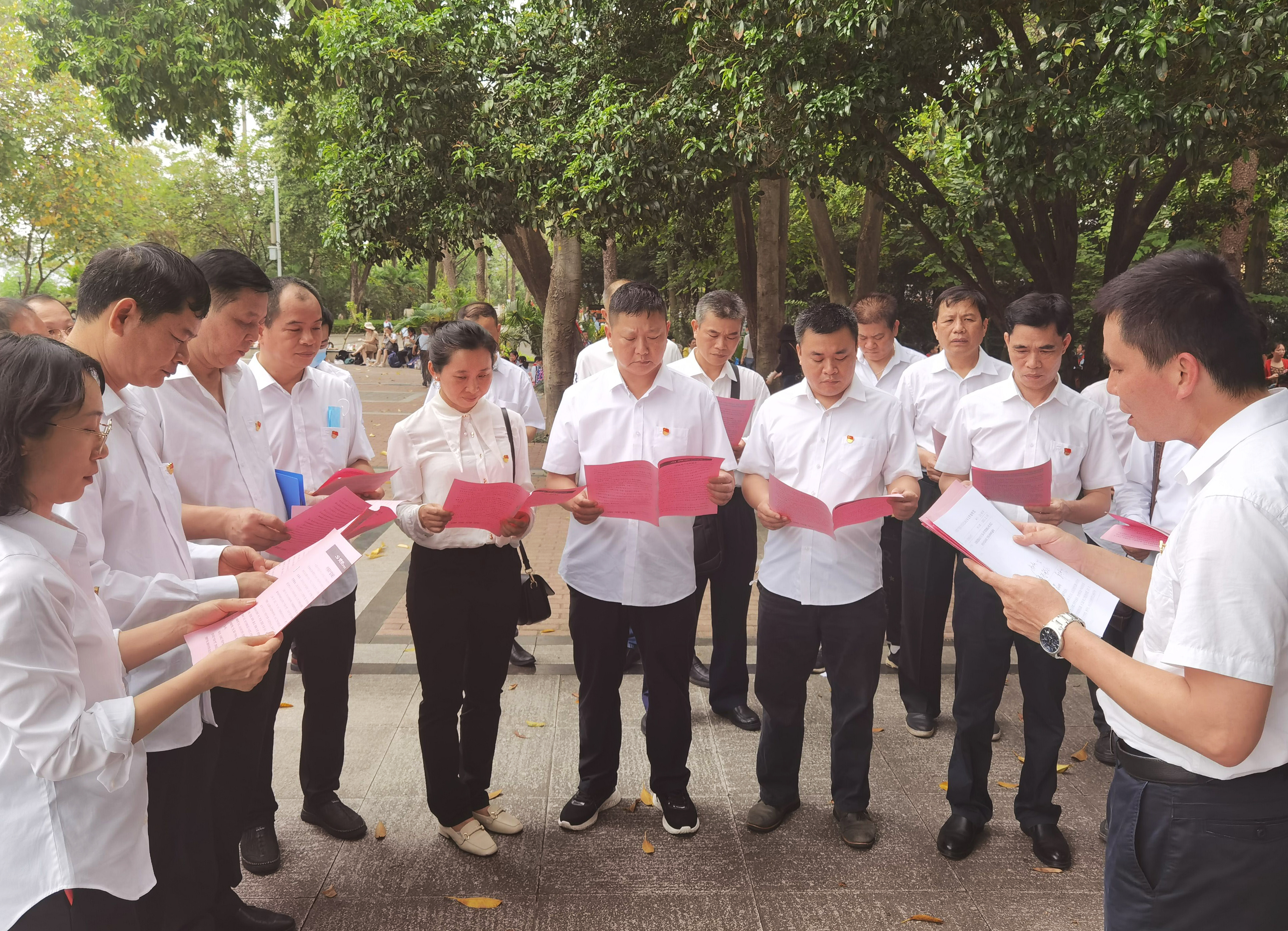 /QJ_787946921769.jpg 黨員進行黨史教育學習(拍攝:陳思彤).jpg