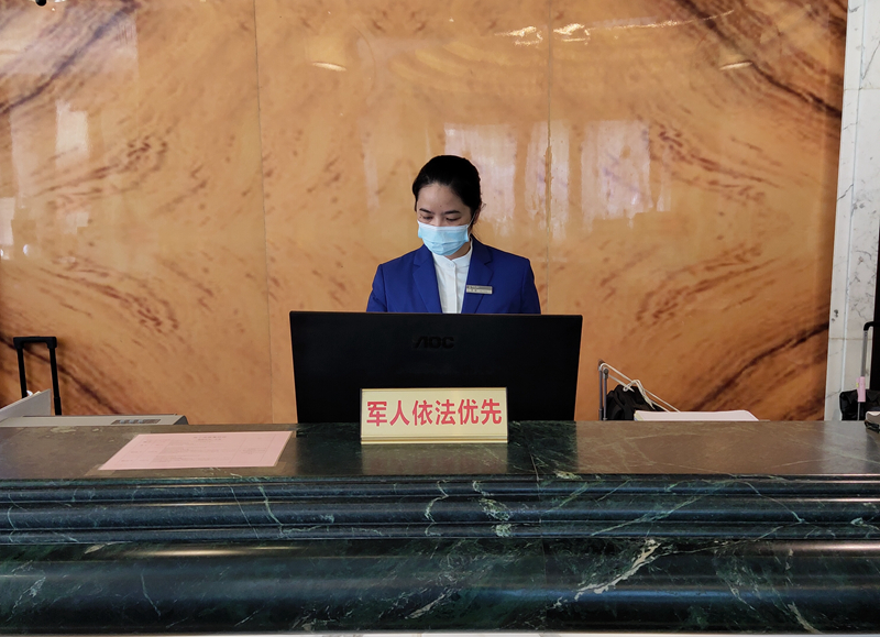 銀河大酒店服務總臺設立“軍人依法優先”通道.jpg