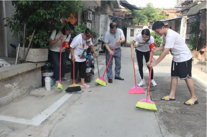 /QJ_039486486906.png 與宿舍區居民一起開展衛生大掃除.png