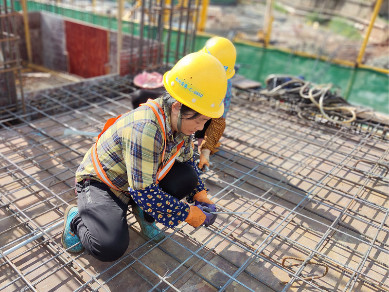項目現場工人捆扎鋼筋.jpg