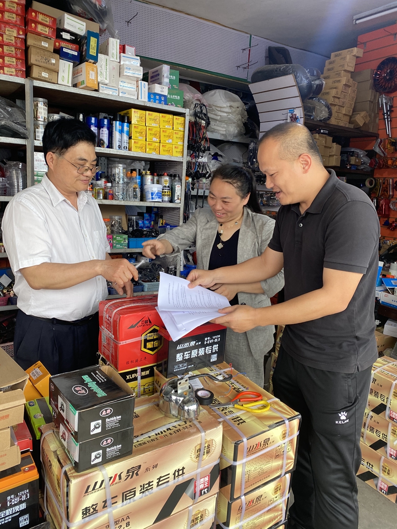 /QJ_879356471251.jpg 資產專管員向租戶發放創衛通知書(賀世紅).jpg