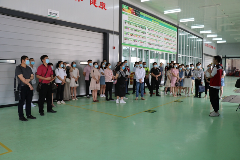 /QJ_942118288144.jpg 學(xué)校代表聽取介紹.jpg