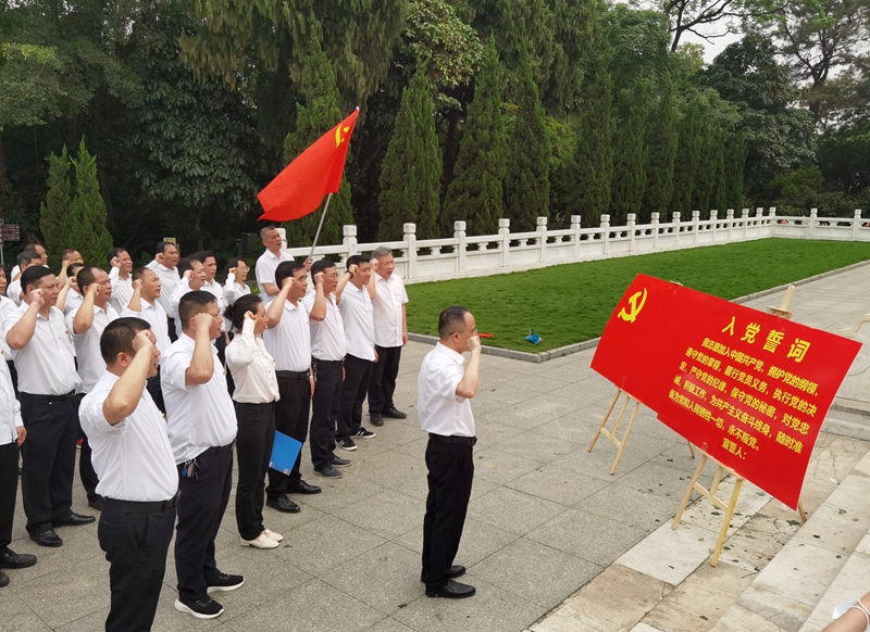 /QJ_913874052686.jpg 威寧市場公司商業事業部黨總支黨員重溫入黨誓詞.jpg