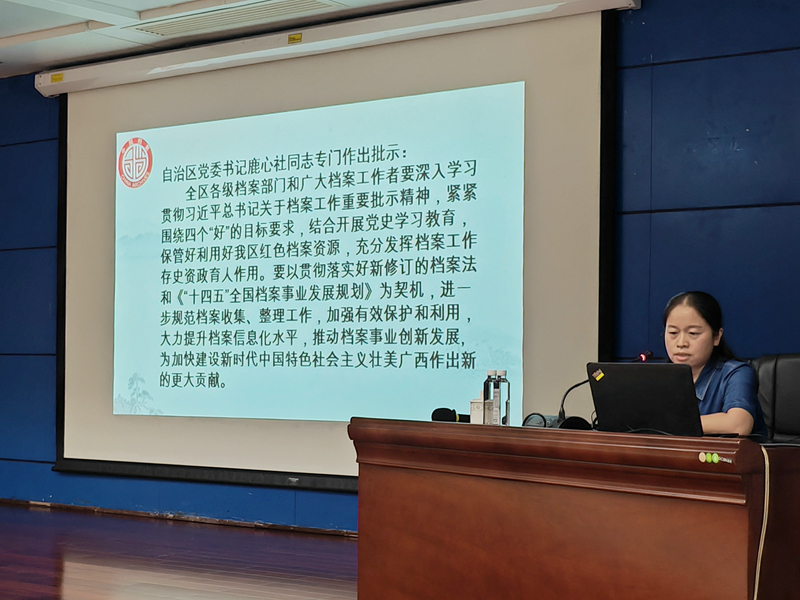 /QJ_300050768378.jpg 培訓老師授課1.jpg